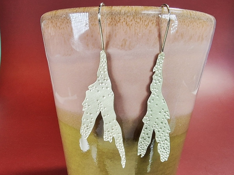 yellow gold seaweed earrings, jewellery design by Oogst goldsmith Amsterdam