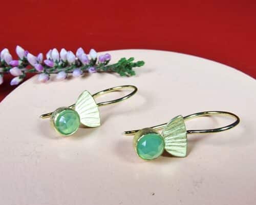 Geelgouden oorsieraden Distel met groene chrysopraas. Sieraad ontwerp van Oogst in Amsterdam