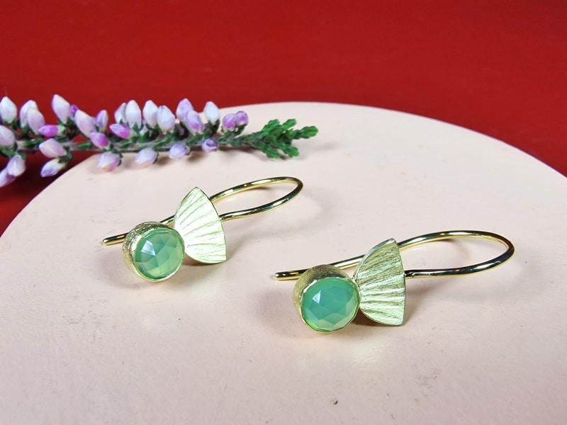 Geelgouden oorsieraden Distel met groene chrysopraas. Sieraad ontwerp van Oogst in Amsterdam