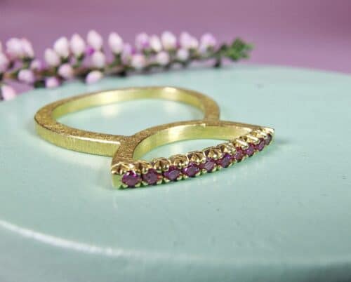 Geelgouden ring Distel met fancy purple diamant. Statement ring van Oogst Sieraden in Amsterdam