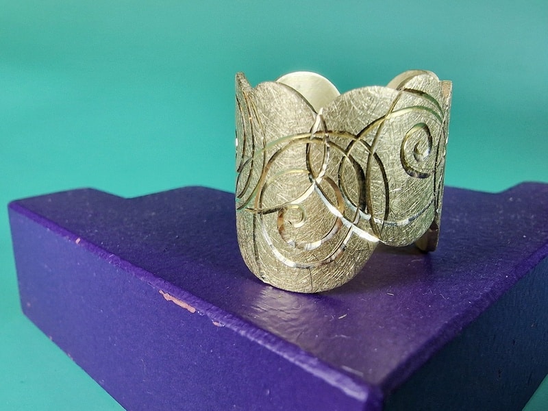 Geelgouden ring met Mackintosh rozen handgravure. Bijzonder sieraad ontwerp van Oogst in Amsterdam
