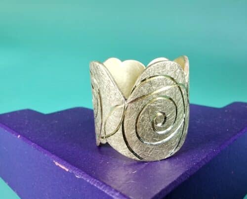 Geelgouden ring met Mackintosh rozen handgravure. Bijzonder sieraad ontwerp van Oogst in Amsterdam
