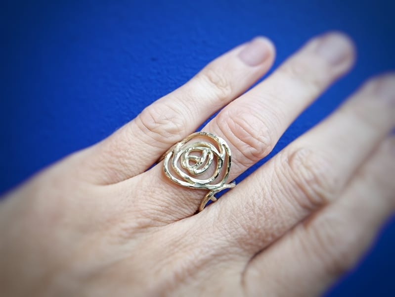 Geelgouden ring opengewerkte Mackintosh ornamenten. Uit het Oogst atelier. Om de vinger.