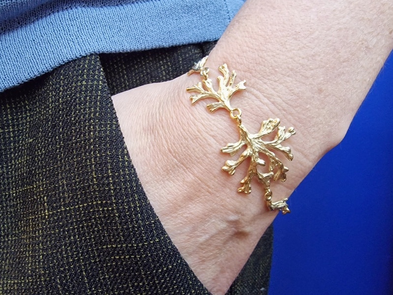 Geelgouden schakel armband Zeewier. Oogst Sieraden in Amsterdam. Om de pols.