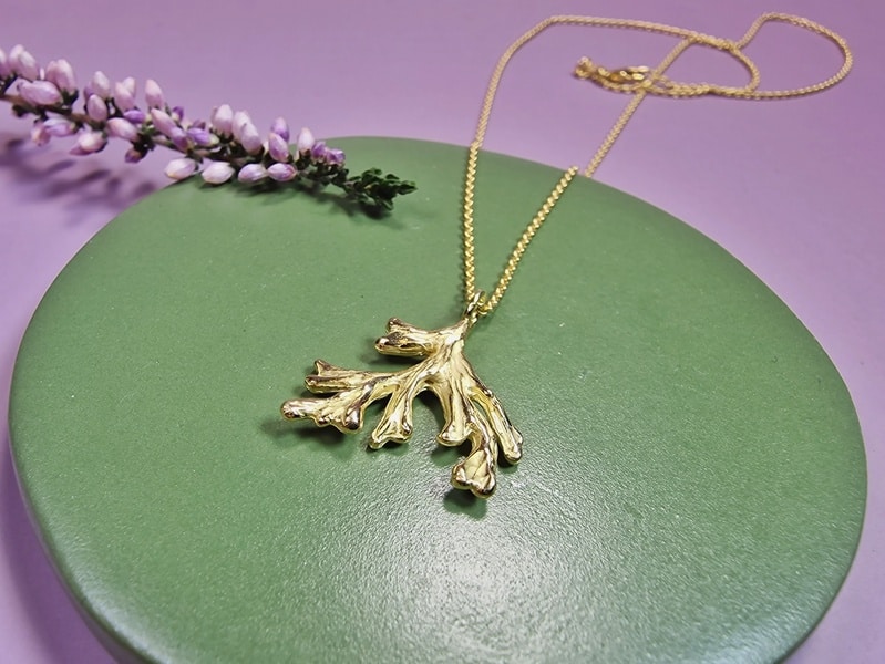 Yellow gold pendant Seaweed. Refined piece. Jewellery design by Oogst goldsmith studio in Amsterdam