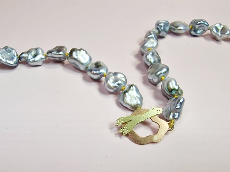 Tahiti Keshi pearl necklace with gold seaweed element, detail, jewellery design by Oogst goldsmith Amsterdam