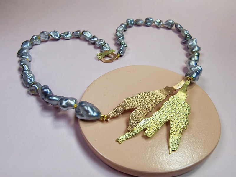 Parelcollier met Tahiti Keshi parels met roségouden en geelgouden zeewier ornament. Parelsnoer ontwerp van Oogst Goudsmeden in Amsterdam