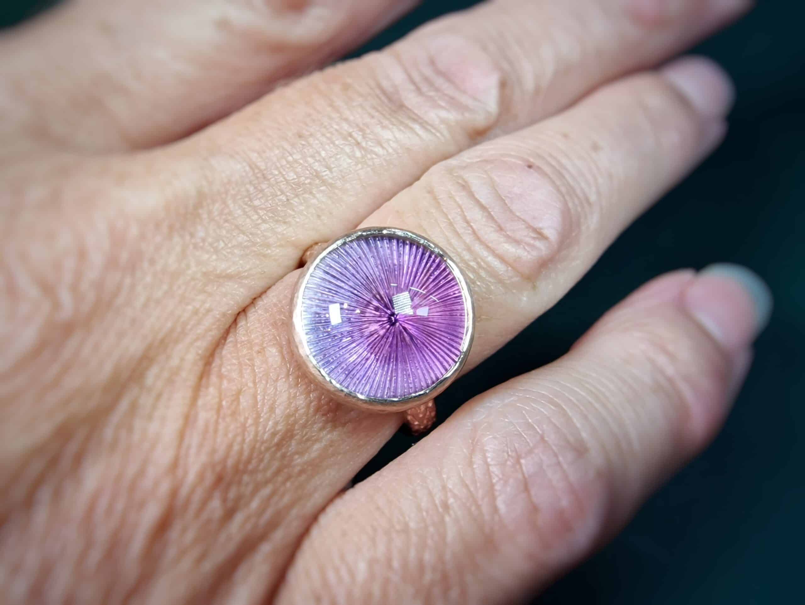 Roodgouden ring Distel met gecarvde amethist. Bijzondere edelsteenring uit het Oogst atelier. Om de vinger.