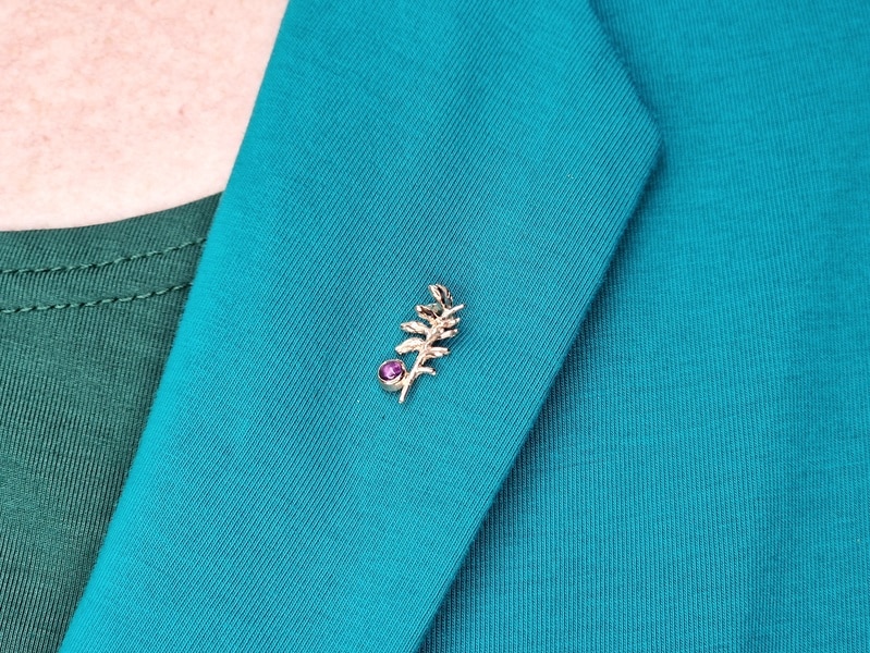 Roodgouden reversspeld Heide met amethist en edelstalen speld. Oogst Sieraden in Amsterdam