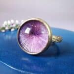 Roodgouden ring Distel met gecarvde amethist. Bijzondere edelsteenring uit het Oogst atelier.