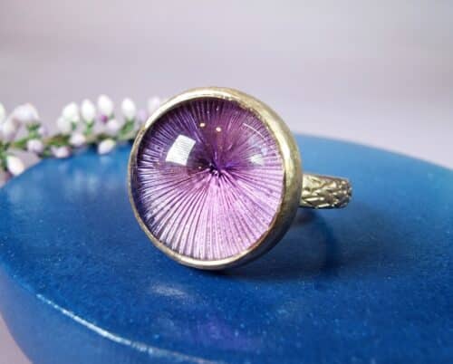 Roodgouden ring Distel met gecarvde amethist. Bijzondere edelsteenring uit het Oogst atelier.