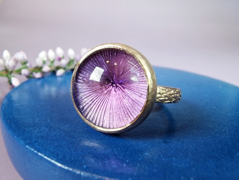 Roodgouden ring Distel met gecarvde amethist. Bijzondere edelsteenring uit het Oogst atelier.