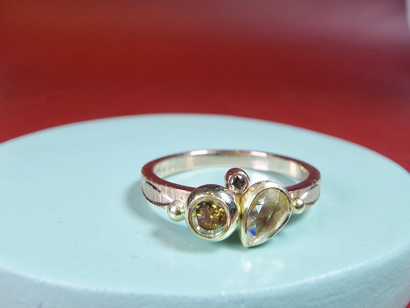 Roodgouden ring met roos en briljant geslepen diamant en blaadjes handgravure Mackintosh ornament. Vrolijk elegant sieraad van Oogst.
