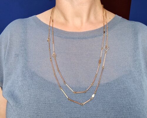 Roodgouden schakelcollier met Mackintosh ornamenten lang en dubbel, gedragen om hals. Elegant lang collier ontwerp van Oogst Goudsmeden in Amsterdam
