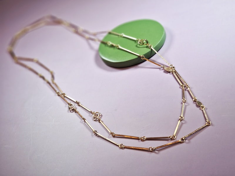 Roodgouden schakelcollier met Mackintosh ornamenten lang en dubbel collier. Ontwerp van Oogst Goudsmeden in Amsterdam