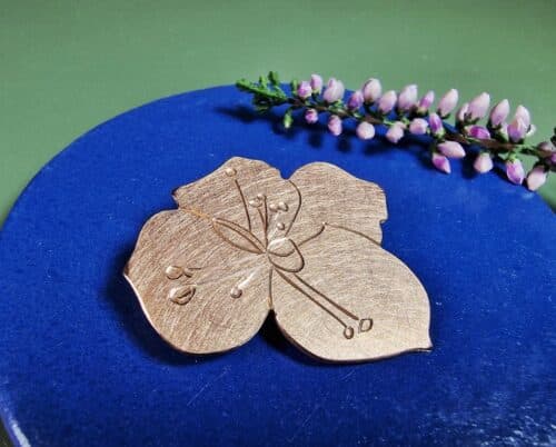 Roodgouden speld Sleedoorn bloem. Geïnspireerd op een Mackintosh watercolor. Gouden broche ontwerp van Oogst Sieraden in Amsterdam