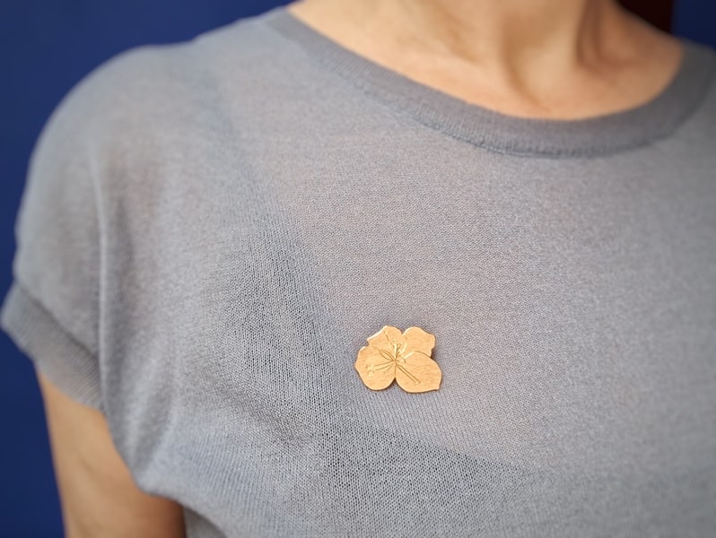 Roodgouden speld Sleedoorn bloem opgespeld. Geïnspireerd op een Mackintosh watercolor. Gouden broche ontwerp van Oogst Sieraden in Amsterdam