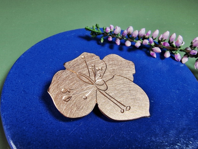 Roodgouden speld Sleedoorn bloem. Geïnspireerd op een Mackintosh watercolor. Gouden broche ontwerp van Oogst Sieraden in Amsterdam