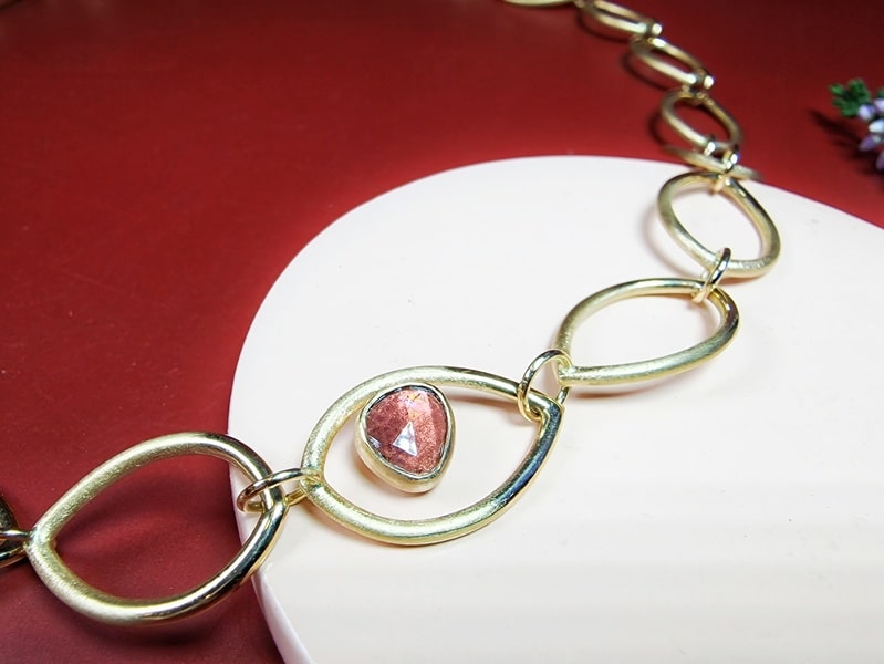 Rosé gold necklace mackintosh with open leaf shapes, green tourmaline and pink tourmaline.