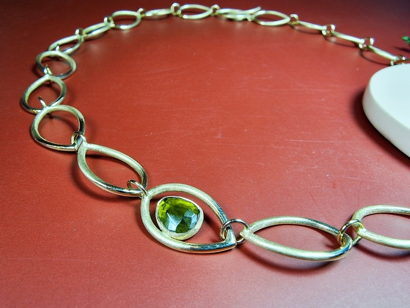 Rosé gold necklace mackintosh with open leaf shapes, green tourmaline and pink tourmaline.