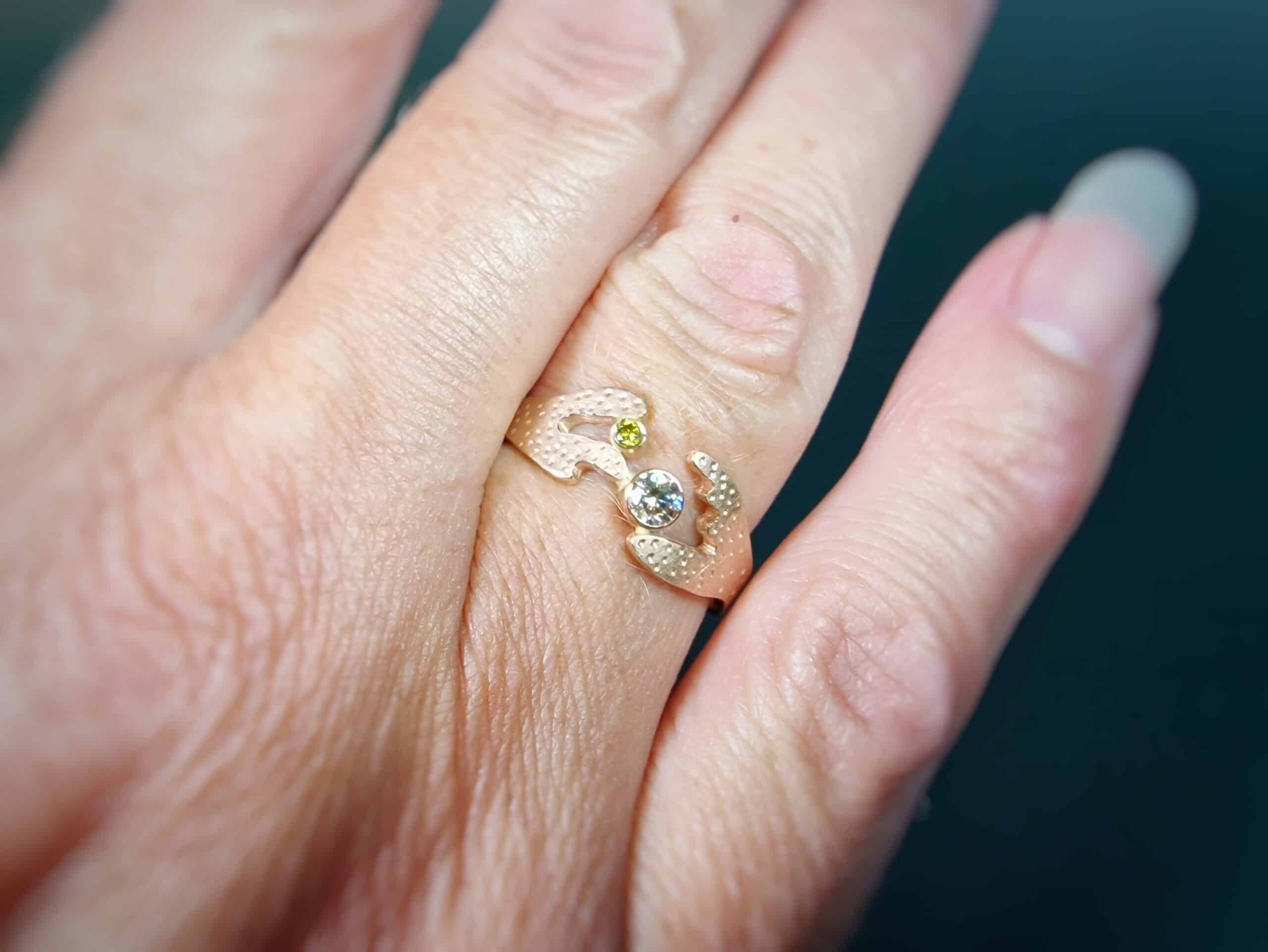 Roségouden ring Zeewier, met diamanten. Bijzonder sieraad ontwerp van Oogst in Amsterdam. Ring om de vinger.