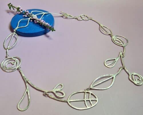 Zilveren collier Mackintosh ornamenten. Speels groot collier uit het Oogst atelier.
