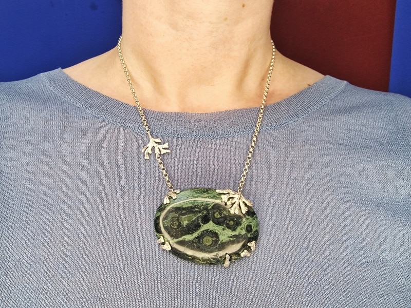Zilveren collier zeewier met groene landschap jaspis. Ontwerp van Oogst Goudsmeden in Amsterdam, gedragen om hals