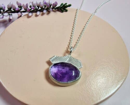Zilveren hanger met roosgeslepen amethist en berg ornament. Oogst Sieraden in Amsterdam