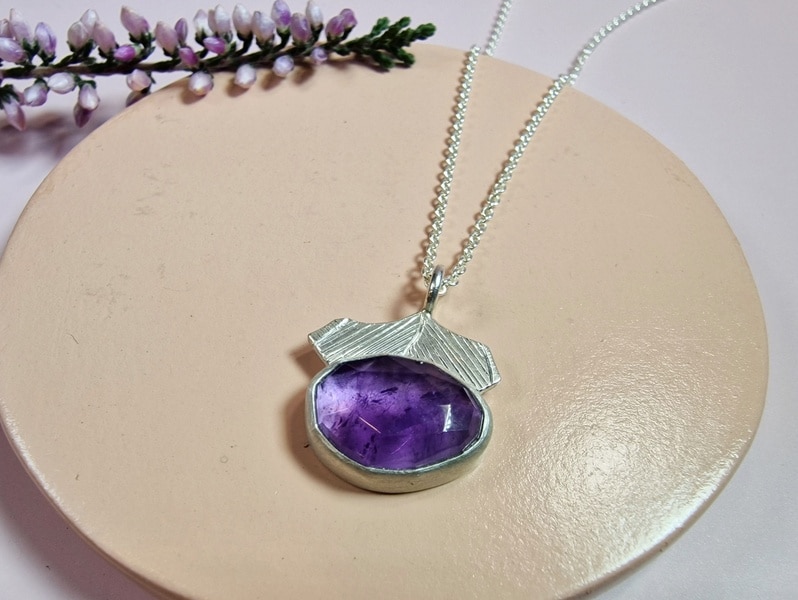 Zilveren hanger met roosgeslepen amethist en berg ornament. Oogst Sieraden in Amsterdam