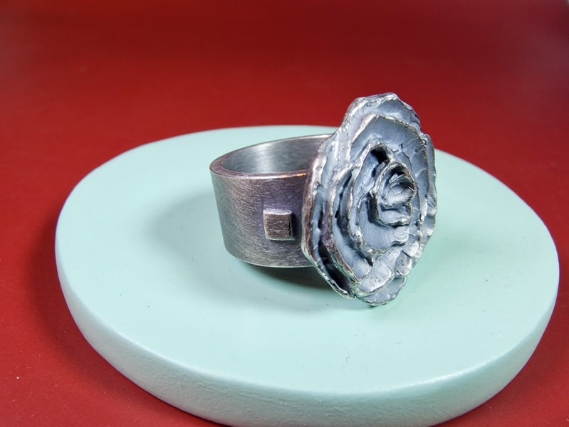 Zilveren ring Mackintosh roos van Oogst goudsmid in Amsterdam
