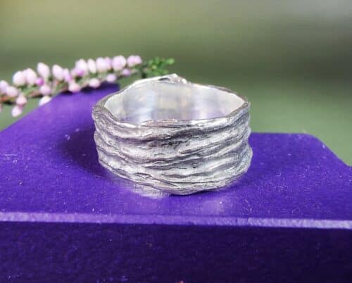 Zilveren ring met rots structuur. Kust ring. Oogst Sieraden in Amsterdam
