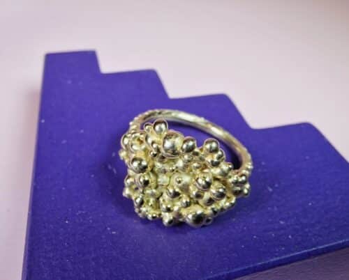 Bessen ring in roségoud. Robuuste statement ring met speelse besjes. Eenmalig Oogst ontwerp.