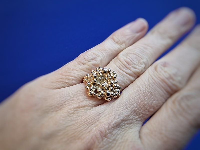 Bessen ring in roségoud. Robuuste statement ring met speelse besjes. Eenmalig Oogst ontwerp. Om de vinger.