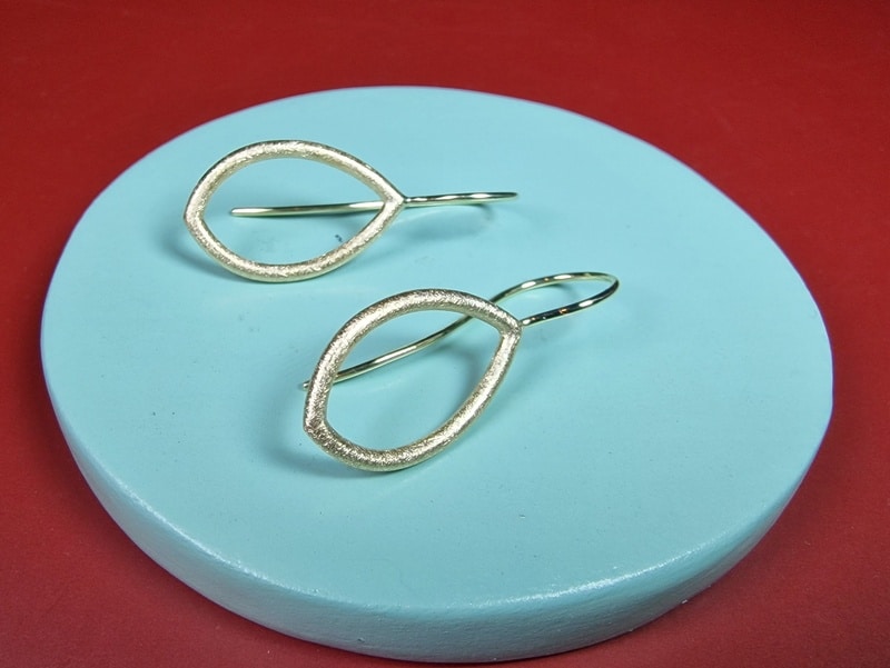 Yellow gold open 'Leaves' earrings from the 'a wee bit of Scotland' series. Refined and sleek design by Oogst in Amsterdam