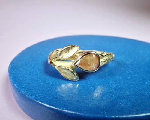 Boomgaard ring roségouden takjes met blaadjes en roestbruine diamant. Oogst ontwerp.