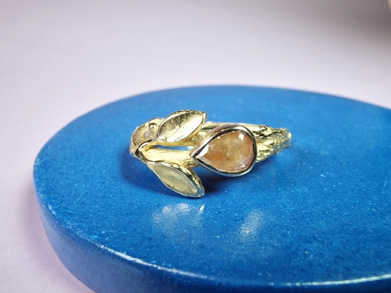 Boomgaard ring roségouden takjes met blaadjes en roestbruine diamant. Oogst ontwerp.