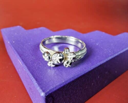 Witgouden diamant ring. Erosie ring met speelse bessen, sieraad ontwerp: Oogst edelsmid Amsterdam.