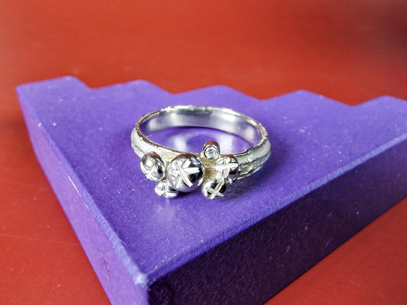 Witgouden diamant ring. Erosie ring met speelse bessen, sieraad ontwerp: Oogst edelsmid Amsterdam.