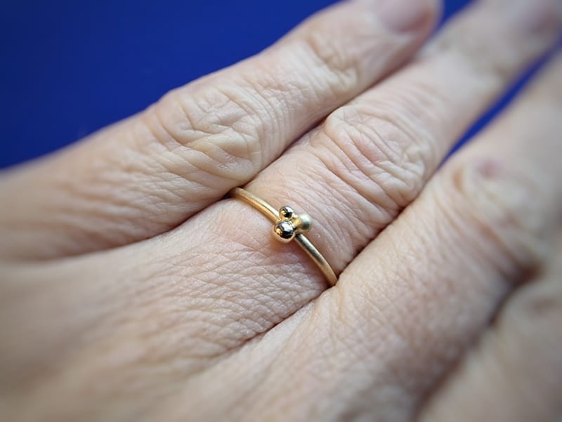 Verfijnde geelgouden Besjes ring. Stijlvolle basic van Oogst Sieraden in Amsterdam. Ring om vinger.