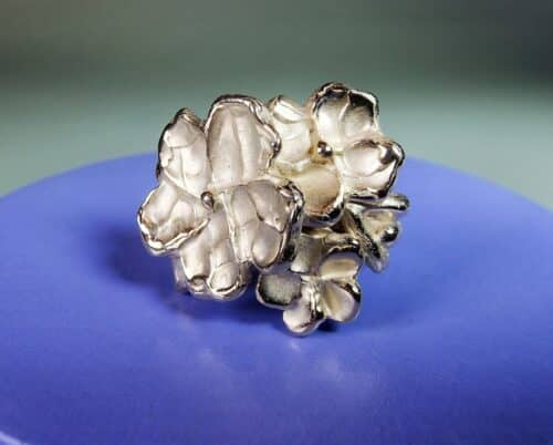 Japonais ring. Geelgouden statement ring met bloesems, bloemknoppen en blaadje. Uitgesproken ontwerp uit het Oogst atelier.