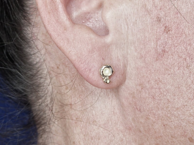 Yellow gold ‘Peaches’ ear studs. Original design by Oogst Jewellery in Amsterdam. On the ear.