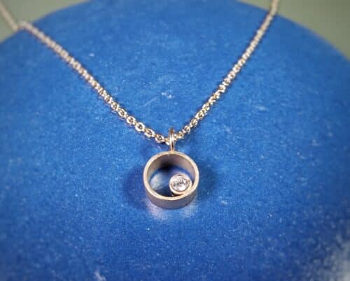 Roodgouden Cirkel hanger met diamant. Elegant ontwerp van Oogst Sieraden in Amsterdam