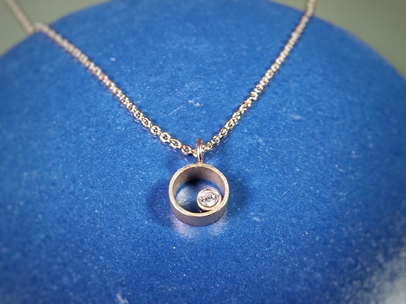 Roodgouden Cirkel hanger met diamant. Elegant ontwerp van Oogst Sieraden in Amsterdam