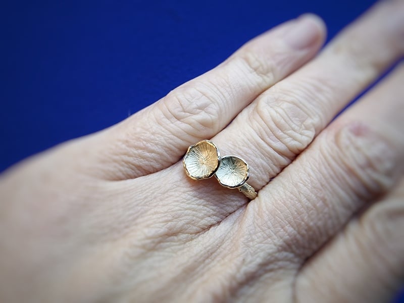 Geelgouden Zwammen ring, speelse zwammetjes op een takje. Eenmalig Oogst ontwerp. Om de vinger
