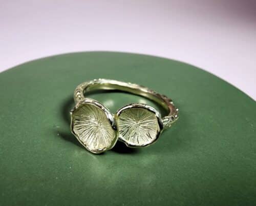 Geelgouden Zwammen ring, speelse zwammetjes op een takje. Eenmalig Oogst ontwerp.