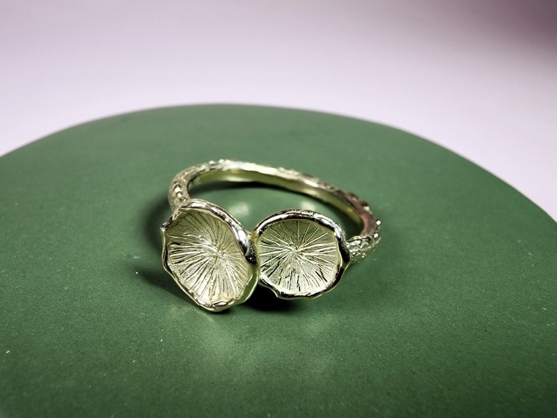 Geelgouden Zwammen ring, speelse zwammetjes op een takje. Eenmalig Oogst ontwerp.