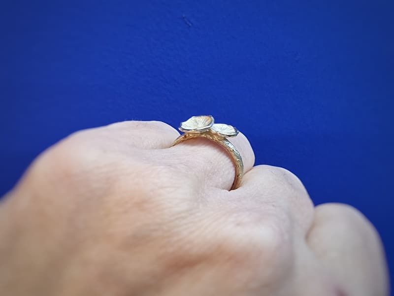 Geelgouden Zwammen ring, speelse zwammetjes op een takje. Eenmalig Oogst ontwerp. Om de vinger