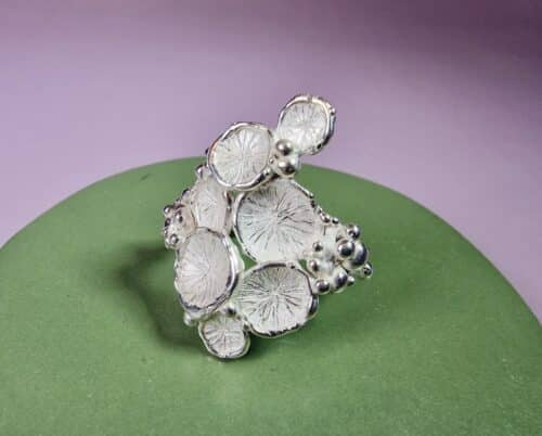 Zwammen ring, zilveren ring met speelse vormen. Eenmalig ontwerp van Oogst Sieraden in Amsterdam