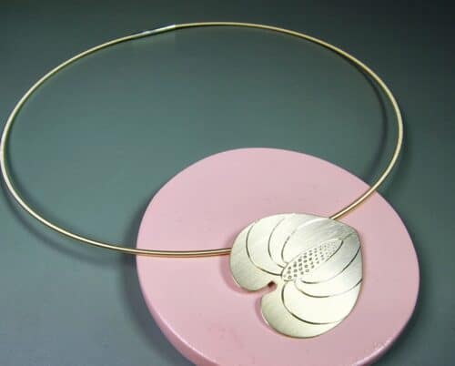 Anthurium hanger. Geelgouden hanger aan geelgouden collier. Maatwerk uit het Oogst atelier.