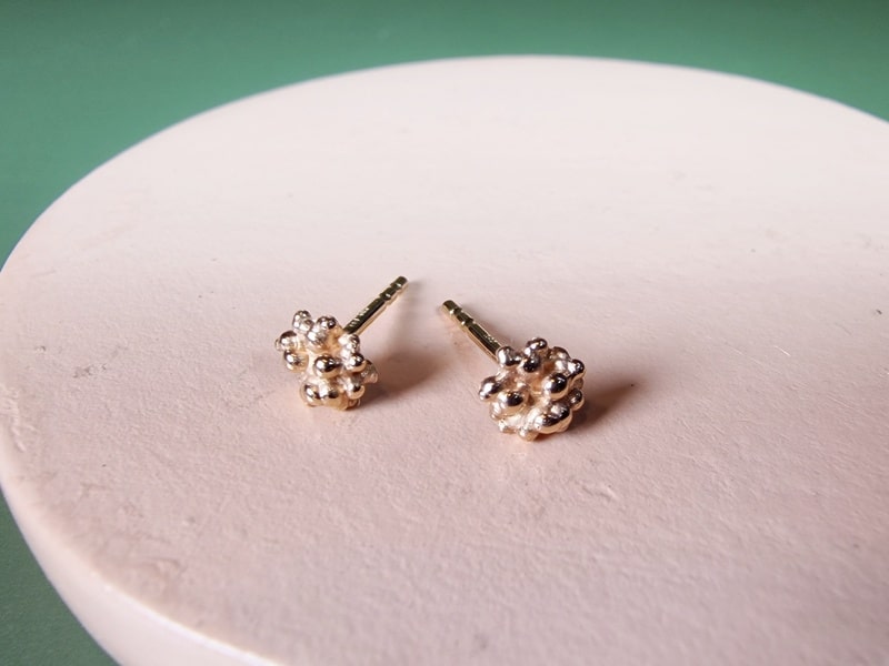 Rose gold ear studs 'Berries'. Refined design by Oogst Jewellery in Amsterdam
